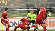 Zwei Minuten nach dem 1:0 erzielte Maximilan Pfadenhauer in Gerd-Müller-Manier am Boden abgestützt per Kopf das 2:0 für den FC Lichtenfels.