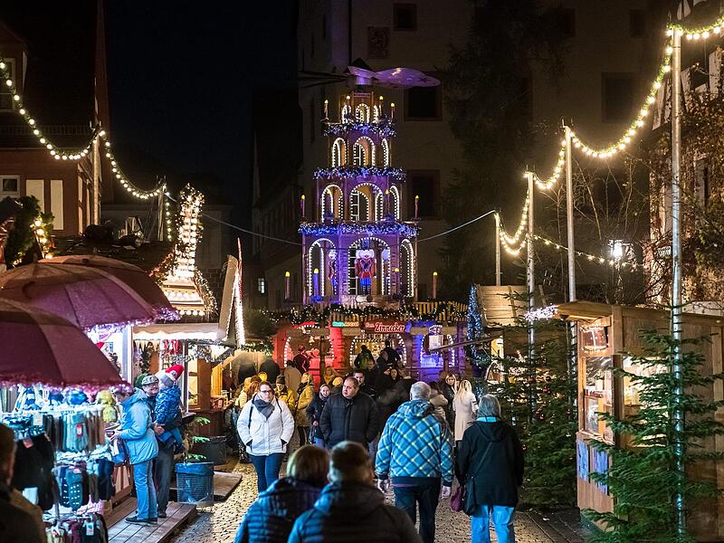 Der Adventskalender mit Lichtershow wird an die Fassade der Kaiserpfalz projiziert.Forchheim & Fr&auml;nkische Schweiz