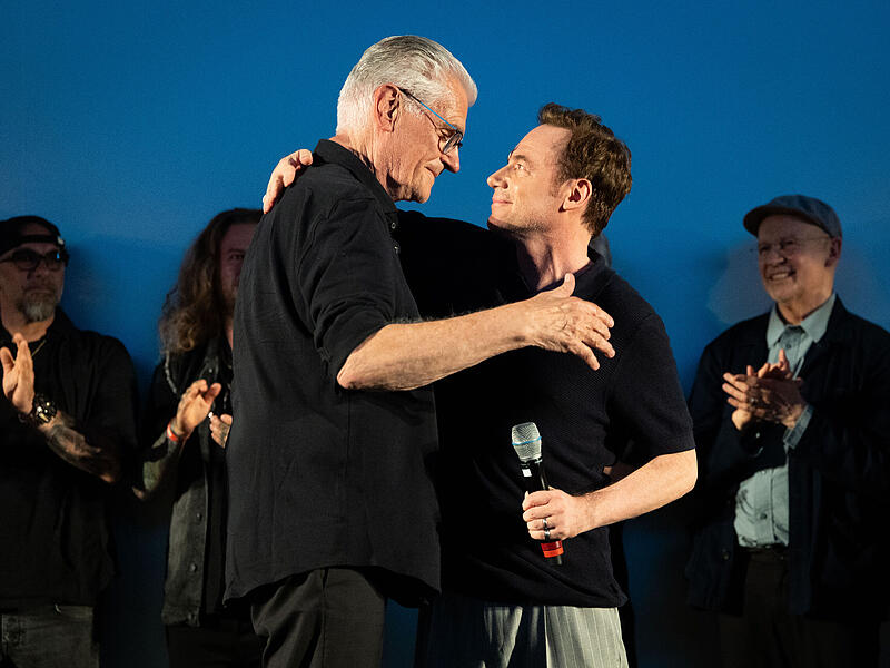 Sky du Mont (links) und Michael Bully Herbig (rechts) bei der Premiere von &bdquo;Das Kanu des Manitu&ldquo; in M&uuml;nchen.