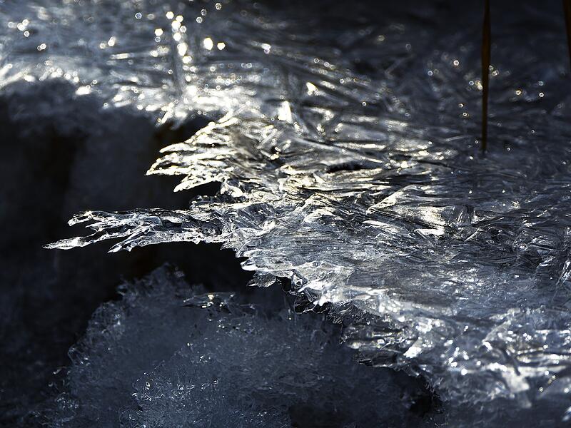 Diese bizarren Eisformationen, waren am 24. Januar in Ma&szlig;bach im Lauertal zu sehen. Das Wasser der Lauer wurde am Wehr vor der Brandm&uuml;hle gestaut.
