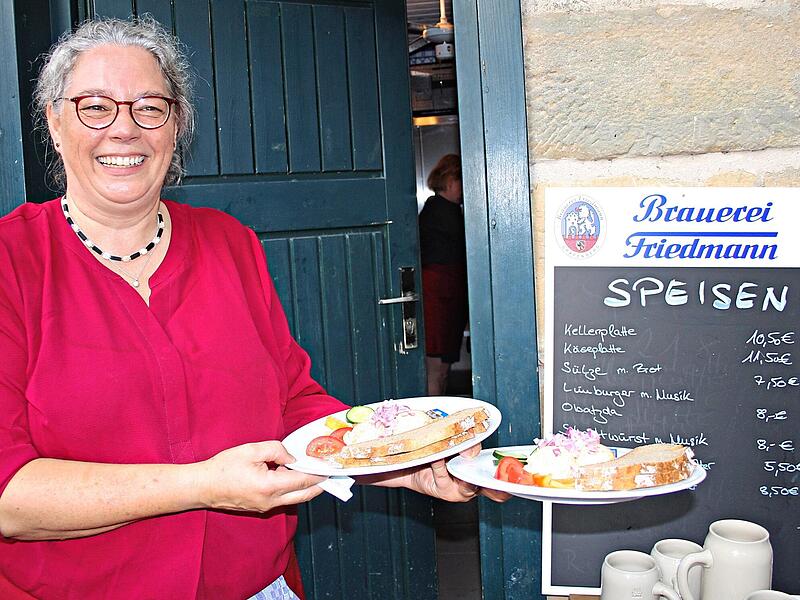 Stefanie Thielmann hat Grund zum Strahlen, hier mit zwei Portionen Obatzder in den H&auml;nden. Thomas Weichert