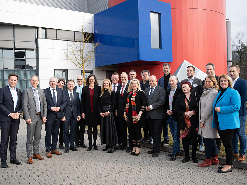 Eine Delegation des Bayerischen Landtags um Präsidentin Ilse Aigner (7. von links) hat die Mediengruppe Oberfranken besucht.