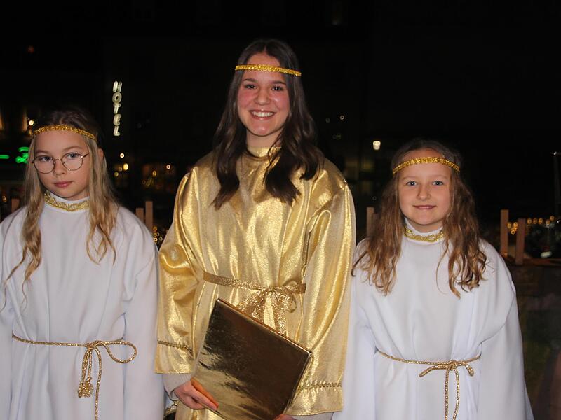 Das Christkind und seine Engel verteilten Weihnachtsplätzchen und besuchten die Höfe.