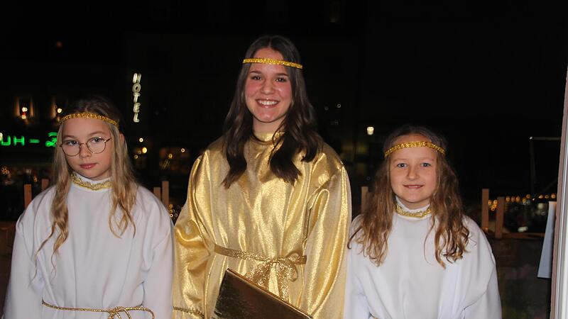 Das Christkind und seine Engel verteilten Weihnachtspl&auml;tzchen und besuchten die H&ouml;fe.