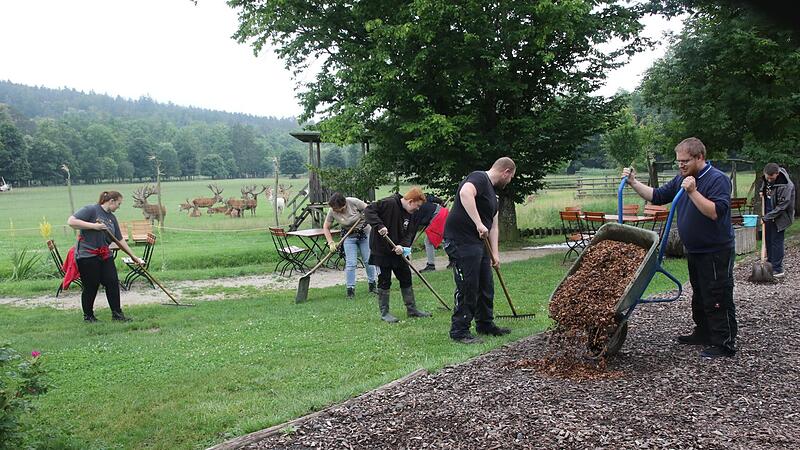 &Uuml;ber 100 Freiwillige kamen in den Wildpark Tambach, um nach dem Starkregen beim Aufr&auml;umen zu helfen.