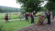 Über 100 Freiwillige kamen in den Wildpark Tambach, um nach dem Starkregen beim Aufräumen zu helfen.
