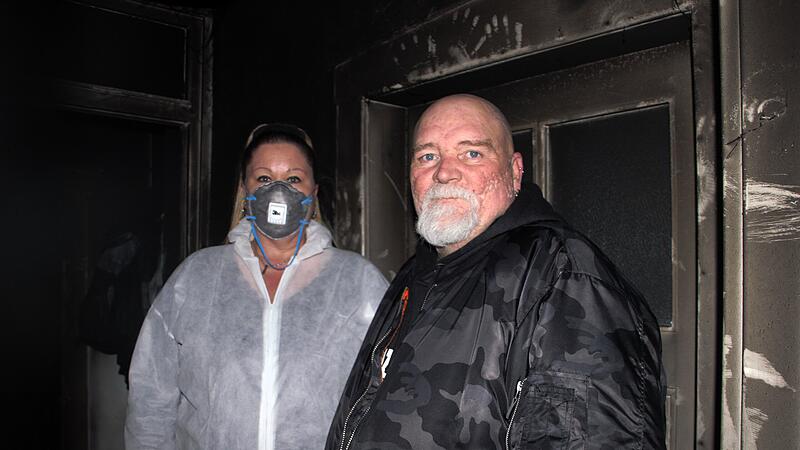 Er hat &uuml;berlebt, aber sein Zuhause verloren: Stefan Hofmann l&auml;uft einen Tag nach dem Brand mit seiner guten Freundin Andrea M&uuml;ller-Bittruf durch die Wohnung. Die W&auml;nde sind schwarz, es gibt kaum noch etwas zu retten.