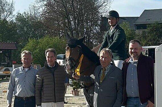 Siegerehrung des S-Springens (von links): RSG-Vorsitzender Wolfgang Lehnert, Michael Stoschek (Sponsor der Pr&uuml;fung), Sieger Joel Ehinger, Franz Eichelsbacher f&uuml;r die Richtergruppe sowie MdL Martin Mittag, Schirmherr der Veranstaltung.