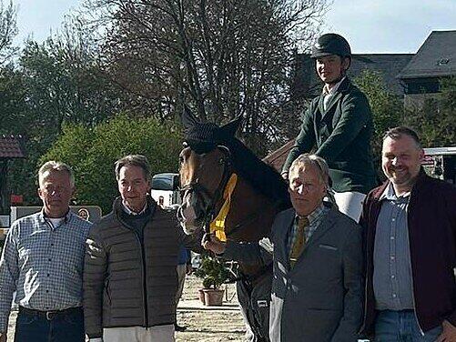 Siegerehrung des S-Springens (von links): RSG-Vorsitzender Wolfgang Lehnert, Michael Stoschek (Sponsor der Pr&uuml;fung), Sieger Joel Ehinger, Franz Eichelsbacher f&uuml;r die Richtergruppe sowie MdL Martin Mittag, Schirmherr der Veranstaltung.