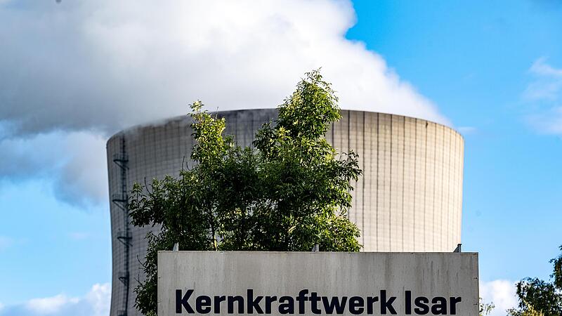 Wasserdampf steigt aus dem K&uuml;hlturm des Atomkraftwerks  Isar 2 im bayerischen Essenbach.
