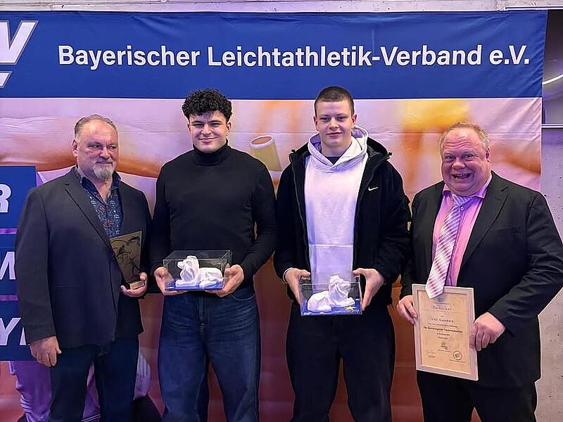 Der UAC Kulmbach wurde vom Bayerischen Leichtathletik-Verband gleich mehrfach ausgezeichnet. Von links: Trainer Martin Ständner, Merlin Hummel, Matti Hummel und UAC-Vorsitzender Michael Klose. Der UAC Kulmbach wurde vom Bayerischen Leichtathletik-Verband gleich mehrfach ausgezeichnet. Von links: Trainer Martin Ständner, Merlin Hummel, Matti Hummel und UAC-Vorsitzender Michael Klose.