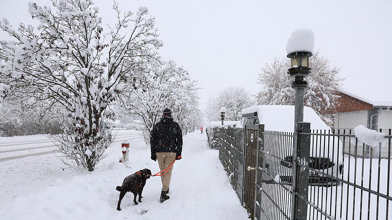 &Uuml;ber Nacht h&uuml;llte starker Schneefall den Landkreis Erlangen-H&ouml;chstadt in eine dicke, wei&szlig;e Decke. Impressionen aus Baiersdorf.