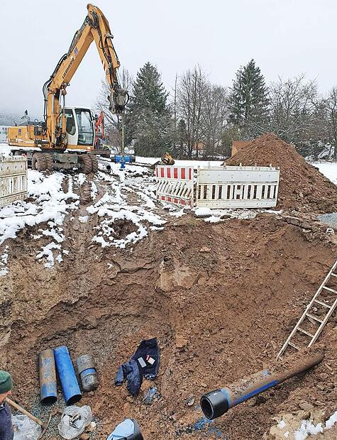 Die FWO hat Ende 2021 eine 140 Meter lange Wasserleitung an der Kreisstraße KC 5 von der Gemarkungsgrenze Hummendorf/Neuses zum Ortsnetz Hummendorf verlegt. Nun hat der Gemeinderat einen entsprechenden Wasserbezugsvertrag beschlossen.