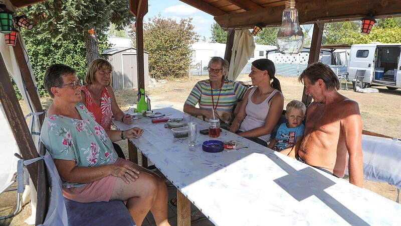 In Annes Laube am Campingplatz in Ebing: Michaela, Anne, FT-Reporterin Anette, Sandra, Tim und Fränky
