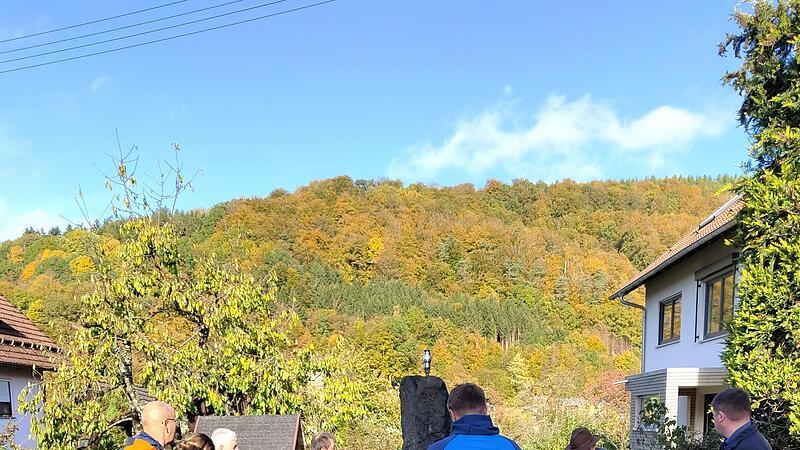 Der Dorfbrunnen in Riedenberg erhielt eine Verschönerung. Der Dorfbrunnen in Riedenberg erhielt eine Verschönerung.