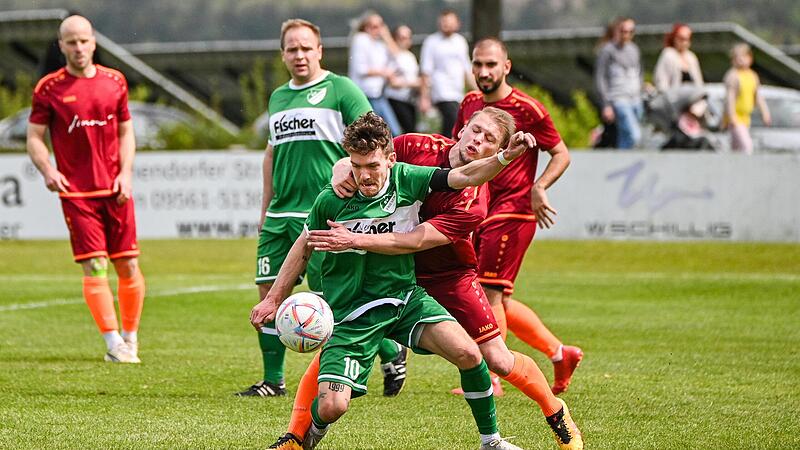 Der SV Friesen (in Gr&uuml;n) hat das wichtige Verfolgerduell beim SC Sylvia Ebersdorf gewonnen und ist punktgleich mit Burgebrach auf Platz 2.