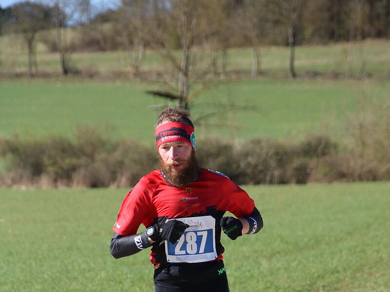 Strahlender Sonnenschein, aber nur niedrige Plusgrade erwartete die L&auml;ufer beim 19. Obermain-Marathon rund um Bad Staffelstein. Die Marathon-Strecke f&uuml;hrte wieder an den beiden Wahrzeichen der Kurstadt, dem Kloster Banz und der Basilika Vierzehnheiligen vorbei.