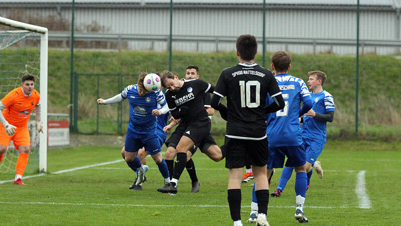 Spielertrainer Tommy Grünert (schwarzes Trikot) von der SpVgg Rattelsdorf sorgte in der Schlussphase per Kopf für den 3:4-Anschlusstreffer gegen den TSV Hirschaid.