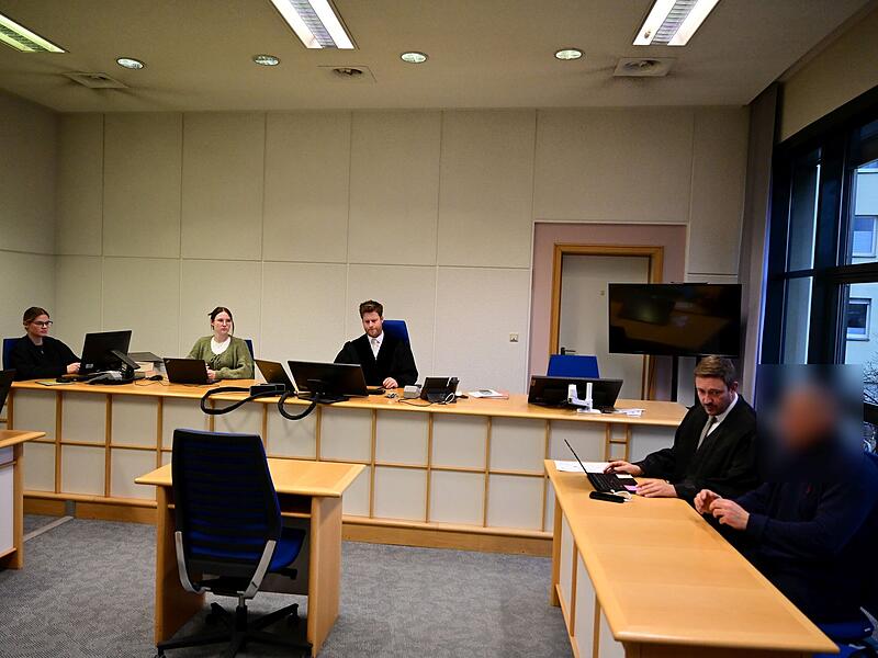 Zwei Justizmitarbeiterinnen, Strafrichter Johannes Obenauf, Rechtsanwalt  Maximilian Glabasnia und der Angeklagte