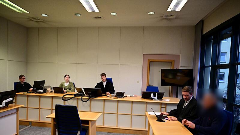 Zwei Justizmitarbeiterinnen, Strafrichter Johannes Obenauf, Rechtsanwalt  Maximilian Glabasnia und der Angeklagte