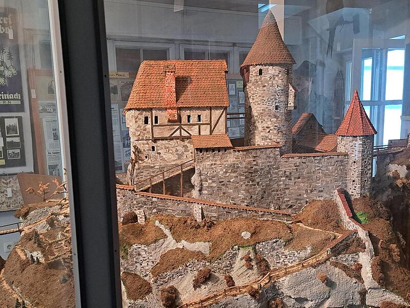 Ein Lebenswerk von Anton Nagel füllt nun im heutigen Heimatmuseum ein eigenes Zimmer und ist keine fiktive Darstellung, sondern basiert auf akribische Nachforschungen und Ausgrabungen und älteren Geschichtsquellen. Ein Lebenswerk von Anton Nagel füllt nun im heutigen Heimatmuseum ein eigenes Zimmer und ist keine fiktive Darstellung, sondern basiert auf akribische Nachforschungen und Ausgrabungen und älteren Geschichtsquellen.