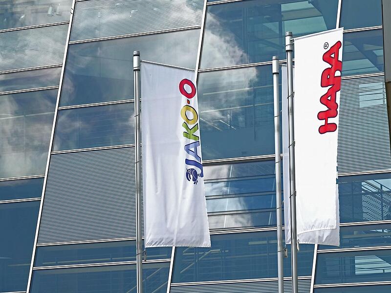 Hier weht noch die „Jako-o“-Fahne vor der Haba-Firmenzentrale in Bad Rodach (Landkreis Coburg). Hier weht noch die „Jako-o“-Fahne vor der Haba-Firmenzentrale in Bad Rodach (Landkreis Coburg).