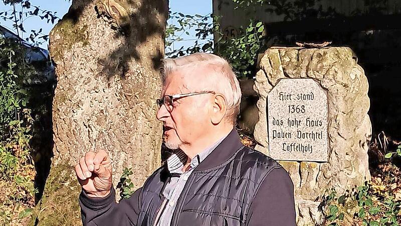 Edwin Dippacher referierte beim Spaziergang über die wechselvolle Geschichte Oberheroldsbachs.