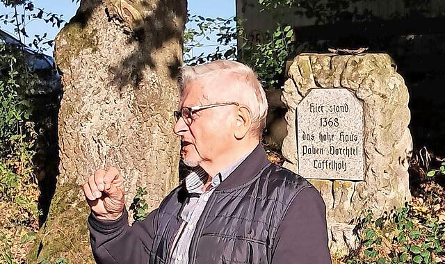 Edwin Dippacher referierte beim Spaziergang über die wechselvolle Geschichte Oberheroldsbachs.