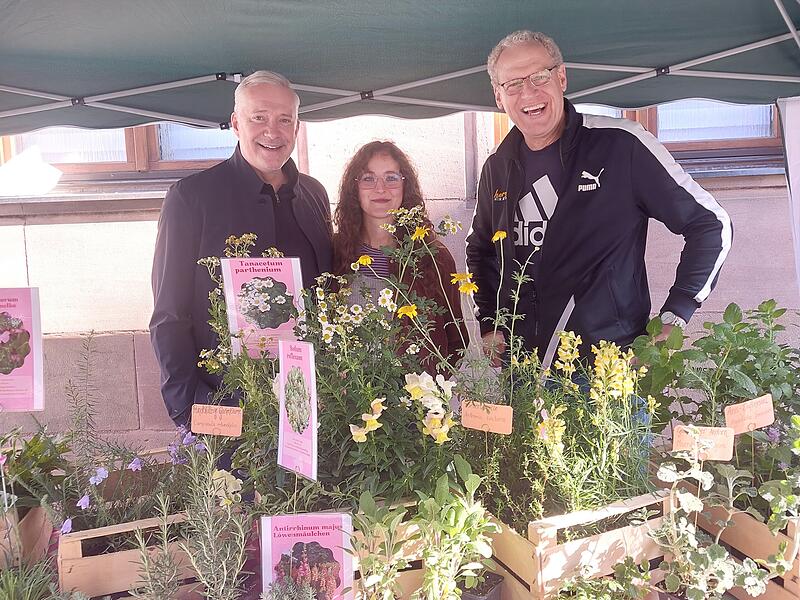Alexander Herrmann (links) am Stand seiner Tochter Hannah in Herzogenaurach. Zusammen mit B&uuml;rgermeister German Hacker (rechts).