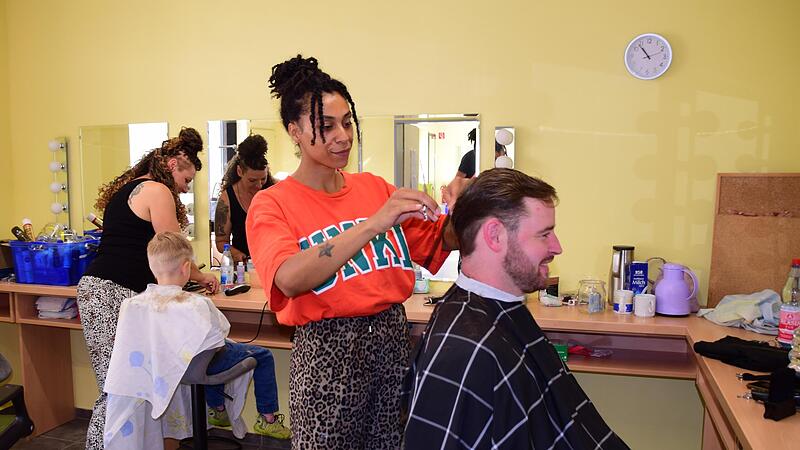 Den ganzen Tag über sind die zwei Friseurinnen Ina Seufert (links) und Ashley King (rechts) freiwillig mit Haare- und Bärteschneiden beschäftigt. Den ganzen Tag über sind die zwei Friseurinnen Ina Seufert (links) und Ashley King (rechts) freiwillig mit Haare- und Bärteschneiden beschäftigt.