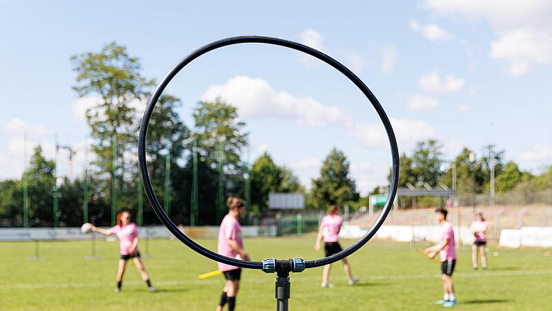 Ein Ständer mit einem Ring, der beim Quidditch als Tor dient, steht auf dem Spielfeld. Ein Ständer mit einem Ring, der beim Quidditch als Tor dient, steht auf dem Spielfeld.