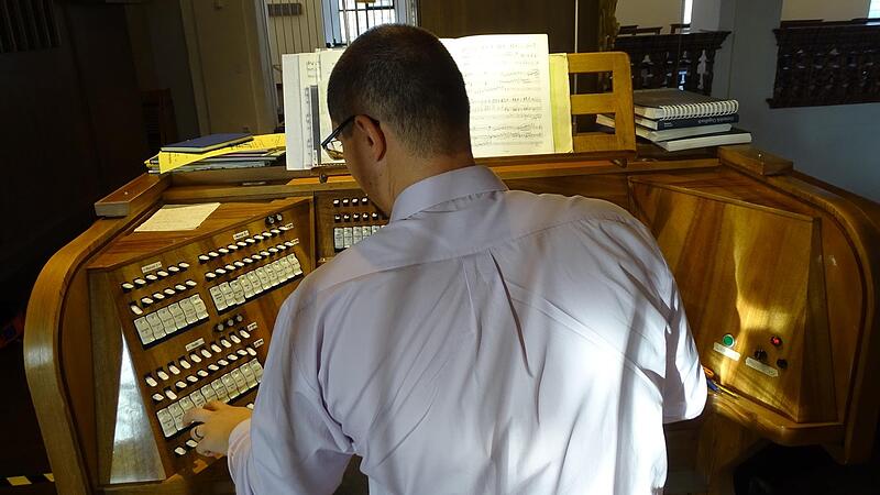 Ales Nosek spielt an der 1964 geschaffenen Orgel in der Stadtpfarrkirche St. Georg.