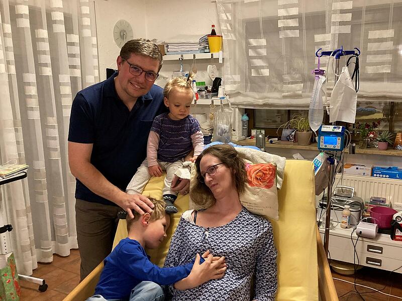 Familie Kuhnlein: Tobias mit Laurena, Florentin und Juliane im Pflegebett. Familie Kuhnlein: Tobias mit Laurena, Florentin und Juliane im Pflegebett.