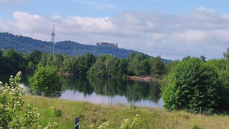 Die Idylle tr&uuml;gt: In der ehemaligen Tongrube bei D&ouml;rfles-Esbach im Landkreis Coburg kann Baden lebensgef&auml;hrlich sein.