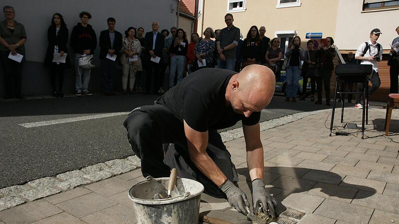 Dirk Fischer verlegte Stolpersteine f&uuml;r Recha Stern und Gitta Oppenheimer.