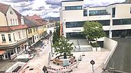 Ein Blick von oben: Die neue rund Sitzbank aus Buchenholz schmückt ab sofort den Rathaus-Vorplatz.