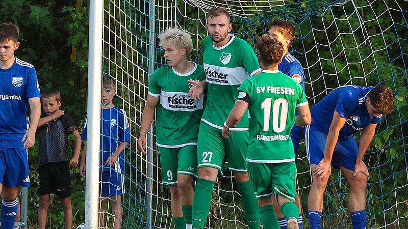 Simon Pfadenhauer, Rico Nassel und Noah Schorn (von links) feiern den Friesener Treffer zum 2:1.