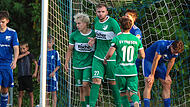 Simon Pfadenhauer, Rico Nassel und Noah Schorn (von links) feiern den Friesener Treffer zum 2:1.