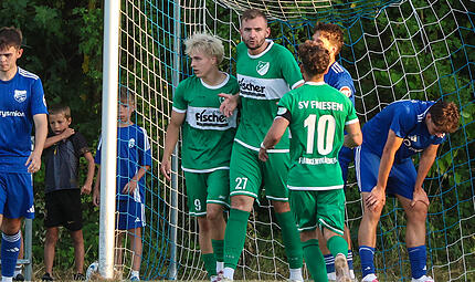 Simon Pfadenhauer, Rico Nassel und Noah Schorn (von links) feiern den Friesener Treffer zum 2:1.