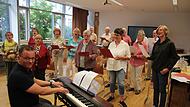 Der neue musikalische Leiter Johannes Först (links) will den Liederkranz Höchstadt neu aufbauen. Dafür wünschen sich die bewährten Sängerinnen und Sänger auch jüngere Unterstützung.