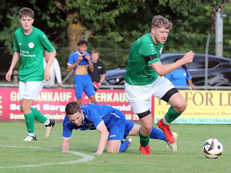 Christian Dreßel (grünes Trikot) im Spiel gegen den FC Oberhaid Ende Juli. Einige Wochen später verletzte er sich schwer.