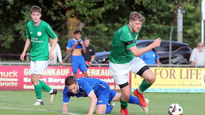 Christian Dreßel (grünes Trikot) im Spiel gegen den FC Oberhaid Ende Juli. Einige Wochen später verletzte er sich schwer.
