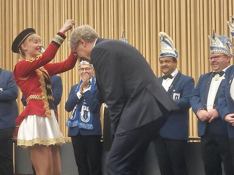 Störche zieren den Faschingsorden, den das Gardemädchen Amelie dem Bürgermeister von Herzogenaurach umhängte.