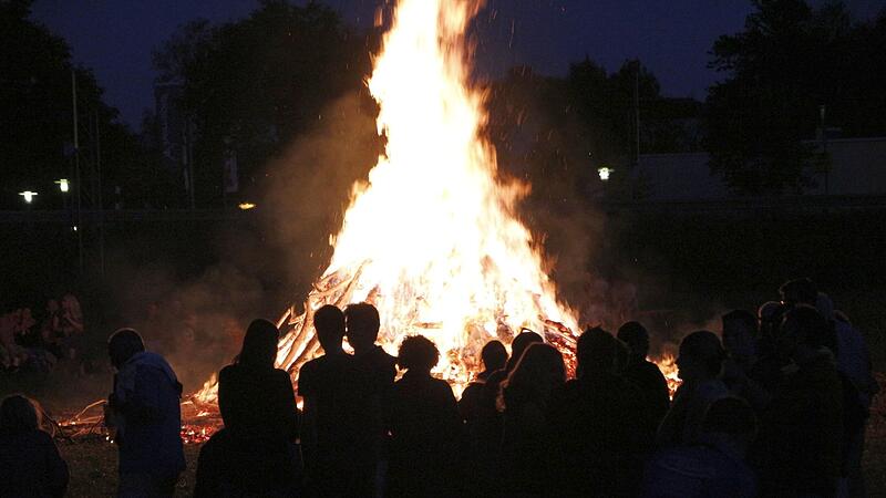 Wenn der längste Tag auf die kürzeste Nacht trifft, finden überall in Stadt und Landkreis Bamberg wieder zahlreiche Johannisfeuer statt. Die ersten wurden bereits am vergangenen Wochenende entzündet.