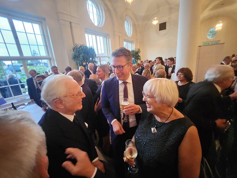 Freuten sich beim Kissinger Sommer &uuml;ber das Wiedersehen: Herzog Franz von Bayern, Kultusminister Markus Blume und Claudia Roth, Bundesministerin
