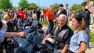 Lederweste statt Jackett: Ex-Vizepräsident Mike Pence mit Frau Karen nahm an der Motorradparade auf einer blauen Harley teil.