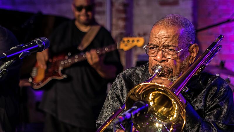 Posaunen-Legende Fred Wesley begeisterte mit seiner Band The New JBs beim Festival &bdquo;It&rsquo;z Jazz&ldquo; in Coburg.