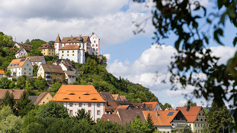 Die Burg Egloffstein im Sommer 2026Forchheim & Fränkische Schweiz Die Burg Egloffstein im Sommer 2026Forchheim & Fränkische Schweiz