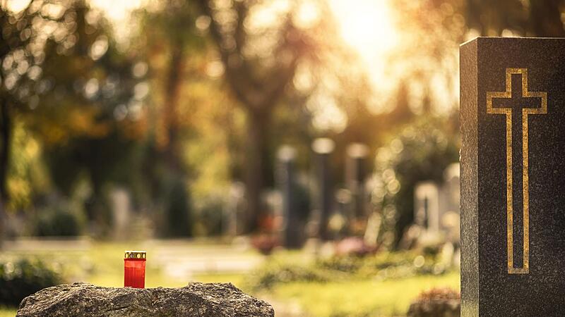 Aufgrund der Bodenbeschaffenheit im alten Weingartser Friedhof (Landkreis Forchheim) ist die vollständige Verwesung der Leichen nicht immer gewährleistet.Forchheim & Fränkische Schweiz