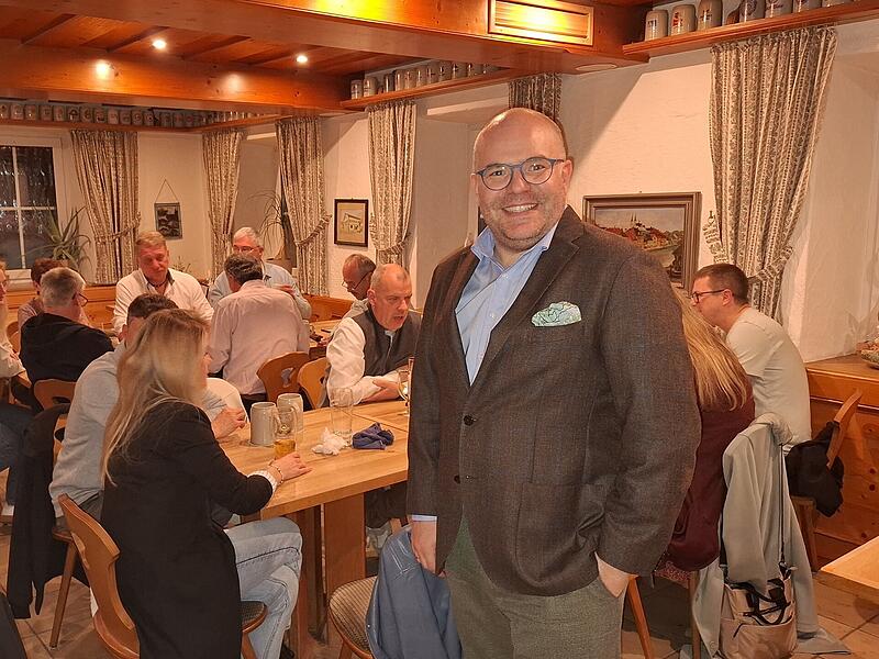 B&uuml;rgermeisterkandidat Matthias Deuber (CSU) freute sich im Gasthaus Krapp mit seinen Wahlk&auml;mpfern &uuml;ber sein Ergebnis bei der Stichwahl.